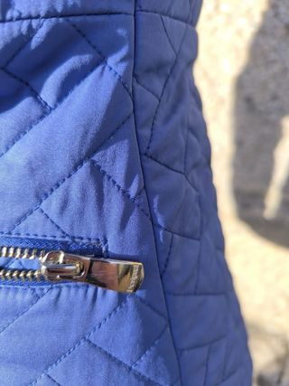 Abrigo azul acolchado con capucha