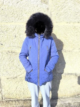 Abrigo azul acolchado con capucha