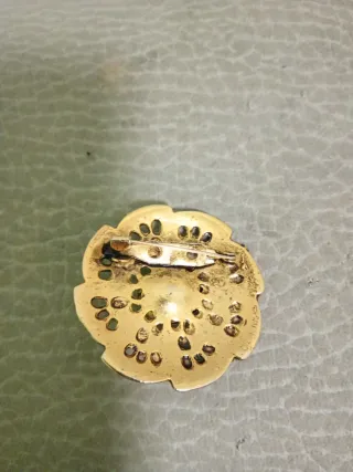 Spilla vintage con pietra ambra e corpo in ottone