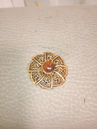 Spilla vintage con pietra ambra e corpo in ottone