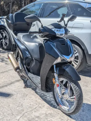 Honda SH125i 2017 con baúl y escape Akrapovič