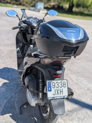 Honda SH125i 2017 con baúl y escape Akrapovič