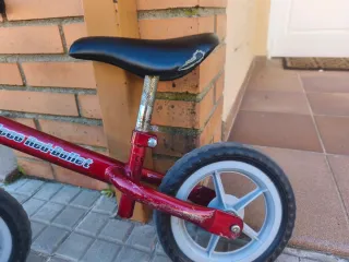 Bici infantil sin pedales roja