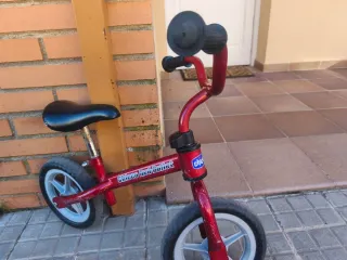 Bici infantil sin pedales roja