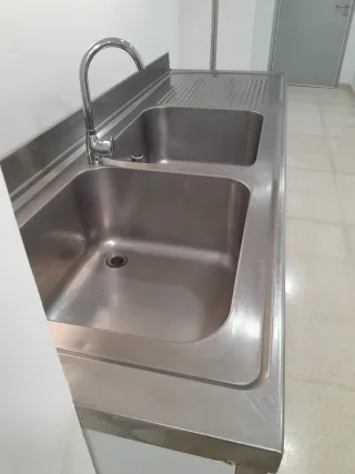 Mesa industrial con 2 fregaderos