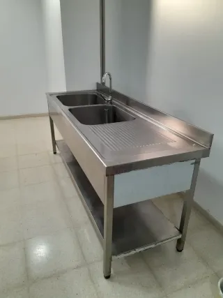 Mesa industrial con 2 fregaderos
