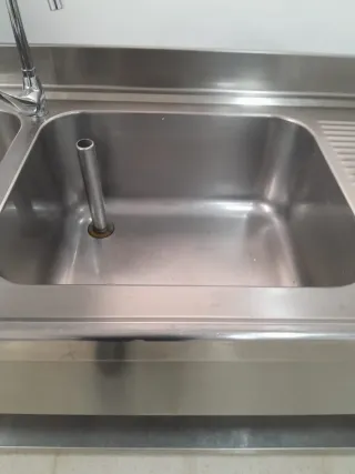 Mesa industrial con 2 fregaderos