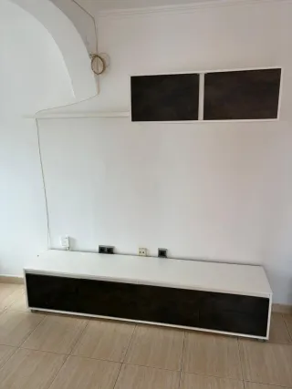 Sofá, mesa con sillas, mueble de comedor y colchó