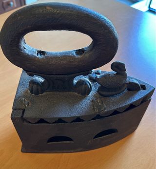 Antico ferro da stiro a carbone in ghisa