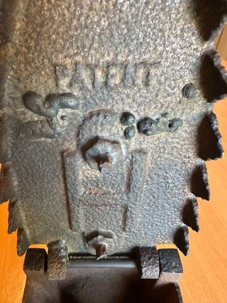 Antico ferro da stiro a carbone in ghisa