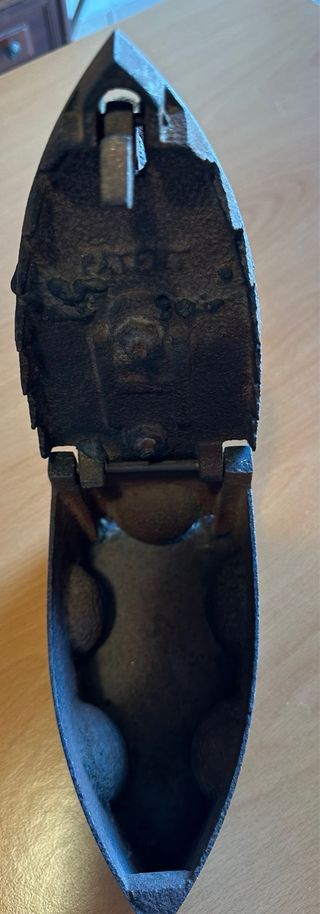 Antico ferro da stiro a carbone in ghisa