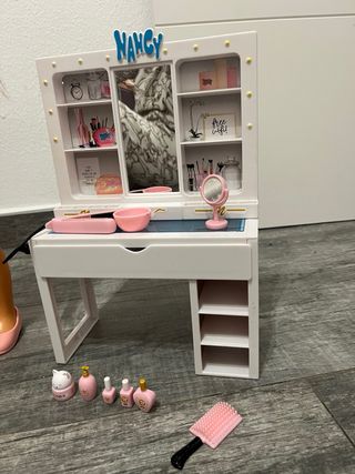 Nancy Un Día de Belleza Muñeca y Tocador
