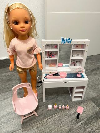 Nancy Un Día de Belleza Muñeca y Tocador