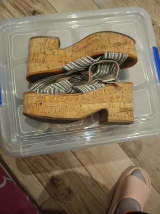 Sandalias de plataforma con tiras cruzadas