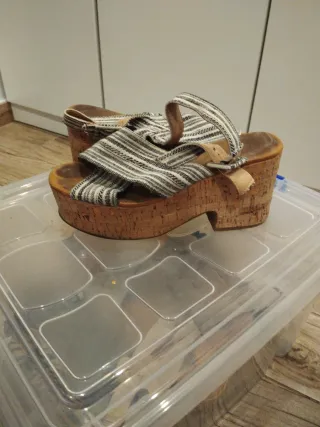 Sandalias de plataforma con tiras cruzadas