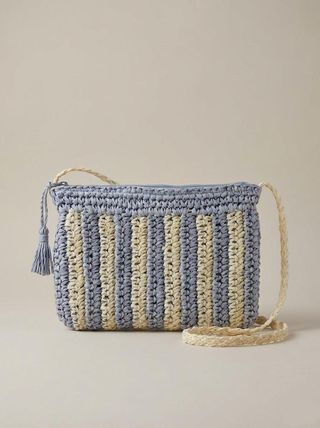 Bolso de crochet azul y beige