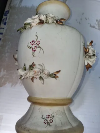 Vaso decorativo con fiori in ceramica