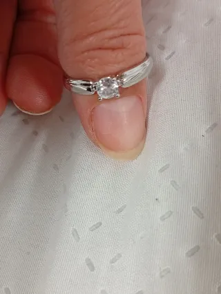 Anillo de compromiso con circonita nuevo