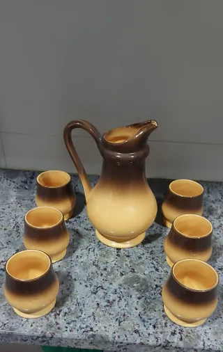 Juego de jarra y vasos de cerámica