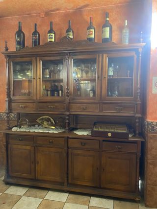 Mueble de madera con vitrinas