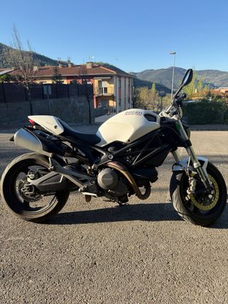 Ducati Monster 696