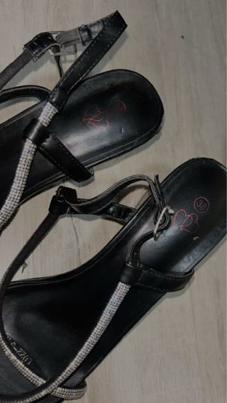 Tacones negros con pedrería