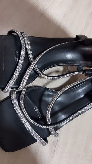 Tacones negros con pedrería