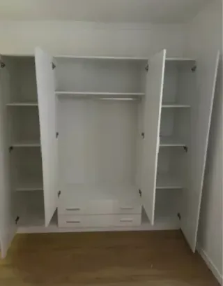 Armario blanco con cajones y estantes
