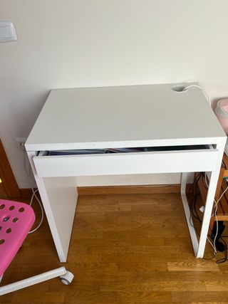 Escritorio blanco y silla rosa