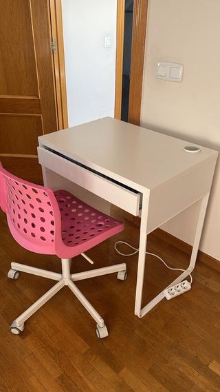 Escritorio blanco y silla rosa