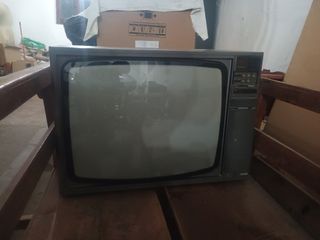 Televisión antigua vendo con urgencia