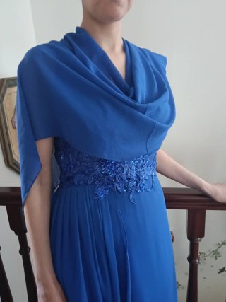 Vestido largo, con fular. Regalo torera gris plata