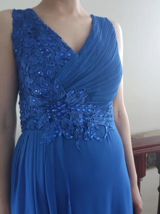 Vestido largo, con fular. Regalo torera gris plata