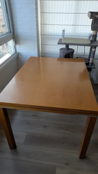 Mueble de comedor con mesa y sillas