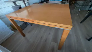 Mueble de comedor con mesa y sillas