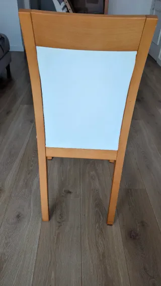 Mueble de comedor con mesa y sillas