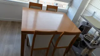 Mueble de comedor con mesa y sillas