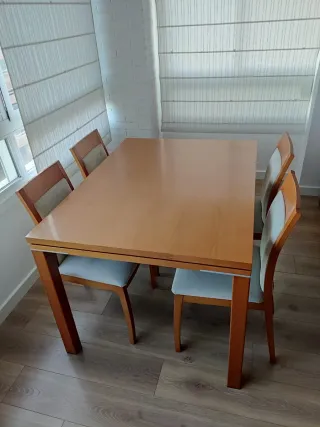 Mueble de comedor con mesa y sillas