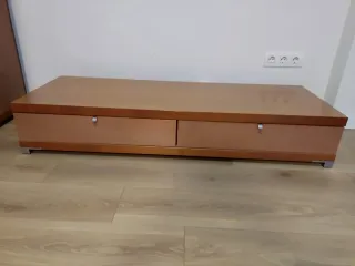 Mueble de comedor con mesa y sillas