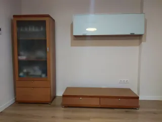Mueble de comedor con mesa y sillas