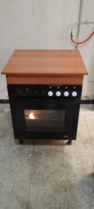 Horno con mueble de madera