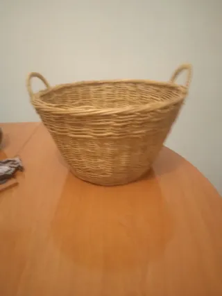 Cesta de mimbre con asas