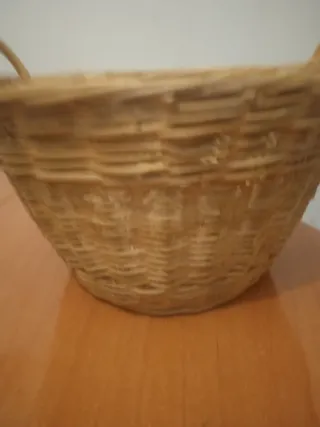 Cesta de mimbre con asas