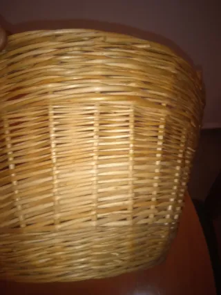 Cesta de mimbre con asas