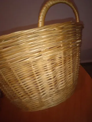 Cesta de mimbre con asas