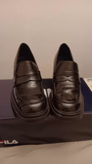 Mocasines charol tacón negros