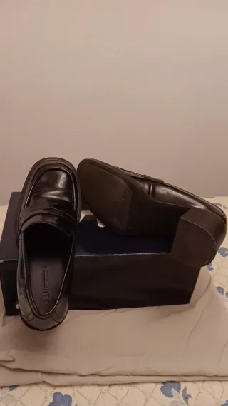 Mocasines charol tacón negros