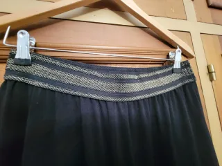 Pantalón Boho Negro con Detalles Dorados