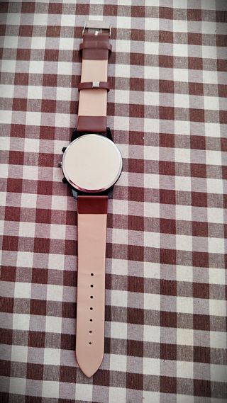 Reloj de pulsera y cuatro pulseras