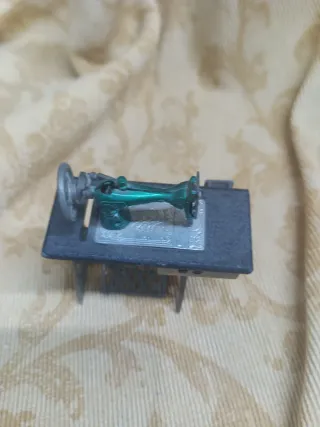 Máquina de coser miniatura, creo q es un mechero